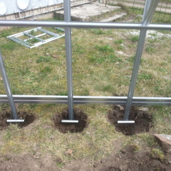 Gewächshaus Polycarbonat Stahl Gotikdach Citrin – Fundamentrahmen und Verankerung